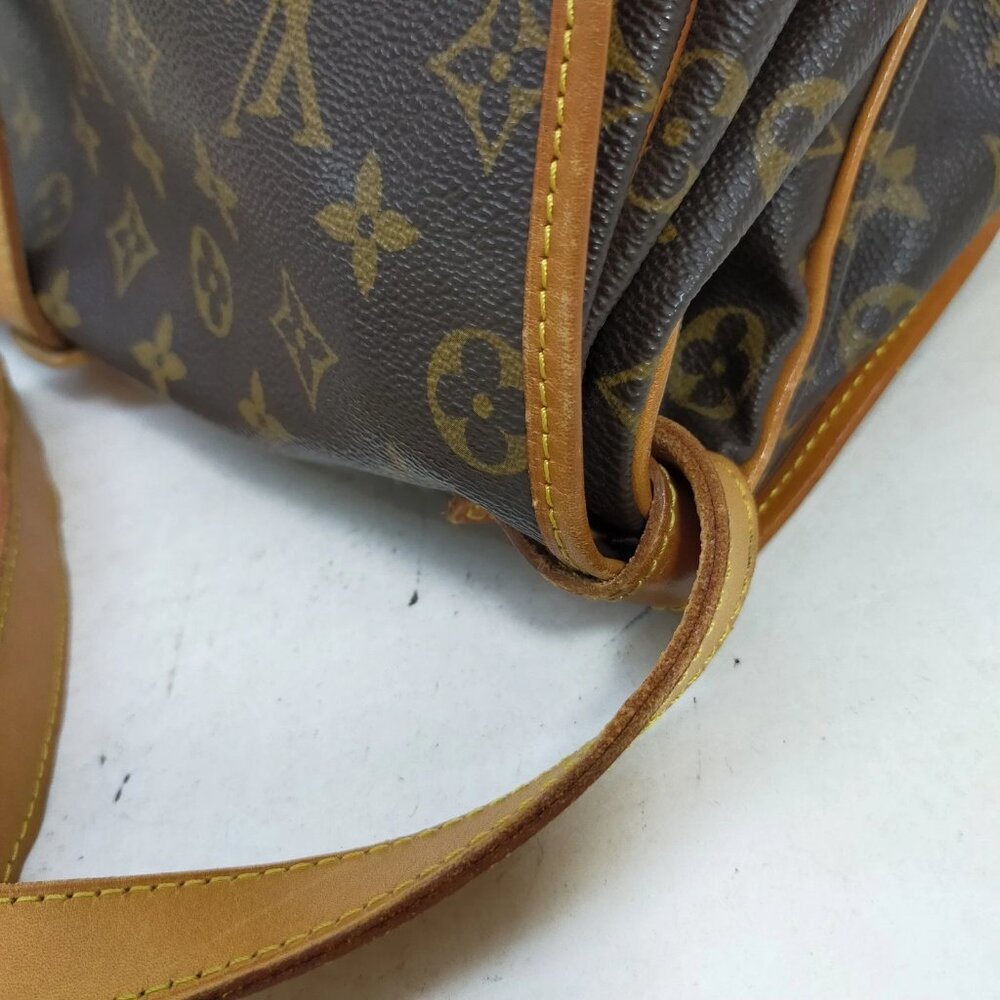 Authentic LV Vintage Louis Vuitton Saumur 35 Monogram Crossbody Bag - Picture 7 of 16